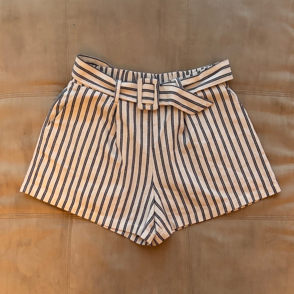 Beautiful High-waisted Navy Stripes white Addie shorts size small